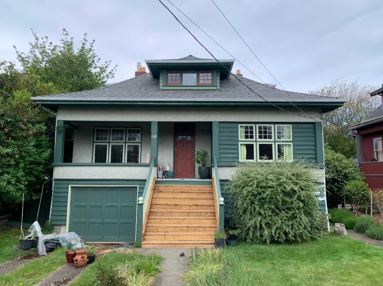Repainted character bungalow in Fairfield, Victoria BC — exterior by Flow Painting